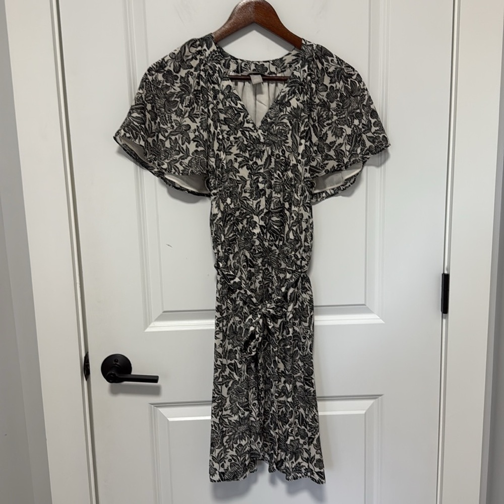 H&M Women’s V-Neck Chiffon Knee Length Floral Cream and Black Short Sleeve Small - Picture 3 of 6